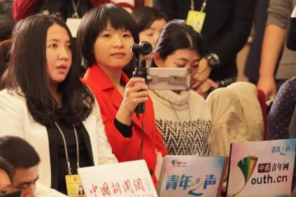 中国青年网总编辑助理吴楚:“两会新闻大战”激烈又短暂,中国青年网参与两会报道的小伙伴个个小宇宙爆发,焚膏继晷,运用图文、视频、图表、动漫、VR虚拟现实等创新手段,将满满正能量注入互联网。两会是战场更是练兵场,落幕即是新启航,新闻永远在路上!2